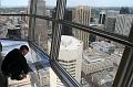 Leo auf dem Glasboden im Calgary Tower